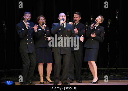 L'indépendance, Iowa (28 avril 2017) l'onde effectue un petit ensemble a cappella comme chanté par Pentatonix lors d'une performance lors de l'indépendance Junior Senior High School. Le point de la mer est sur un chorus 21-day tour du midwest des États-Unis reliant les communautés partout aux États-Unis pour leur marine. (U.S. Photo par Marine musicien 1ère classe Sarah Blecker/libérés) Banque D'Images