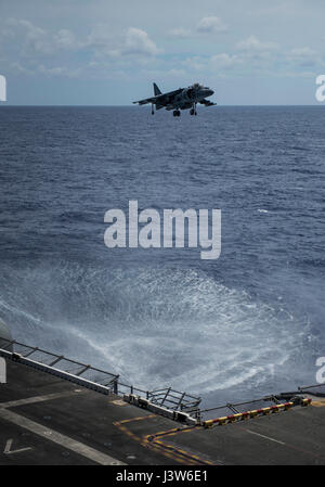 170429-N-LI768-363 OCÉAN PACIFIQUE (29 avril 2017) L'AV-8B Harrier, affecté à la crête de glissières de support Marine Escadron à rotors basculants (VMM) 163 (renforcée), embarquée à bord de l'USS Makin Island (DG 8), passe à côté de l'assaut amphibie Navire pendant un vol de vérification fonctionnelle. L'île de Makin Groupe amphibie et 11e Marine Expeditionary Unit sont de retour d'un déploiement de sept mois au 3e, 5e et 7e flotte secteurs d'opération. (U.S. Photo par marine Spécialiste de la communication de masse 3 Classe Devin M. Langer) Banque D'Images