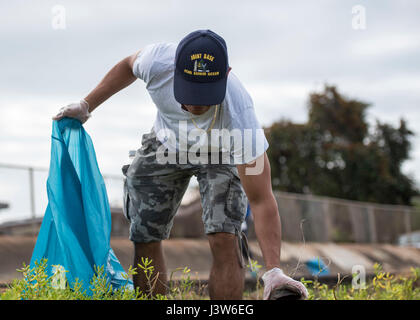 Des spécialistes culinaires nettoient une piste cyclable au parc Neal S. Blaisdell le long du front de mer de Pearl Harbor à Aiea, Hawaï, le 29 avril 2017, lors d'un événement de service communautaire organisé par la base conjointe Pearl Harbor-Hickam et la ville et le comté de Honolulu avec la participation d'organisations militaires et d'anciens combattants. Banque D'Images