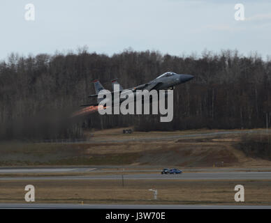 Un U.S. Air Force F-15C Eagle décolle lors de l'exercice Northern Edge 17 at Joint Base Elmendorf-Richardson, Alaska, Mai 1, 2017. Nord 2017 est l'Alaska's premier exercice multinational interarmées conçu pour des opérations pratiques, techniques et procédures ainsi que d'améliorer l'interopérabilité entre les services. Des milliers de participants de tous les services, d'aviateurs, soldats, marins, marines et gardes du service actif, de la réserve et des unités de la Garde nationale sont en cause. (U.S. Photo de l'Armée de l'air par le sergent. Westin Warburton) Banque D'Images