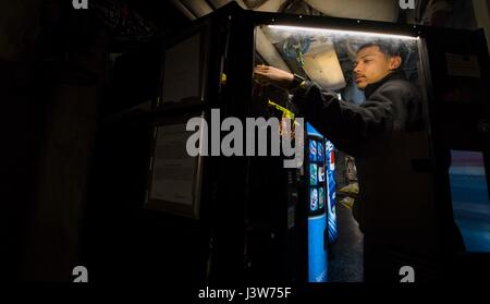 170501-N-HV059-013 Mer de Norvège (1 mai 2017) Soldat de 3e classe du navire Michael Doughty reconstitue des distributeurs automatiques à bord de la classe Ticonderoga croiseur lance-missiles USS Leyte Gulf (CG 55) 1 mai 2017. Le Golfe de Leyte mène des opérations navales dans la sixième flotte américaine zone d'opérations à l'appui de la sécurité nationale des États-Unis en Europe. (U.S. Photo par marine Spécialiste de la communication de masse 2e classe Sonja Wickard/libérés) Banque D'Images