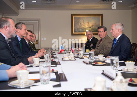 Le Secrétaire à la défense, Jim Mattis parle avec le ministre de la Défense pour la République tchèque Martin Stropnický lors d'une rencontre au Pentagone à Washington, D.C., le 2 mai 2017. (DOD photo par le Sgt armée. L'Amber I. Smith) Banque D'Images