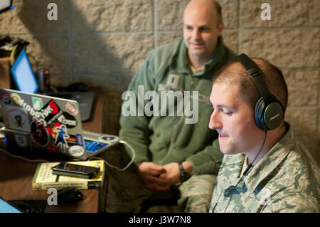 Les membres de l'Air National Guard pour participer à l'exercice Cyber Shield 17 au Camp Williams, de l'Utah, le 2 mai 2017. Exercice 17 Bouclier cybernétique est la sixième version de cet exercice et rassemble l'Armée de l'Air National Guard, Garde nationale, Armée, et des civils provenant d'entreprises privées, les organismes du gouvernement de l'état, les organismes fédéraux, les partenaires de l'industrie et du milieu universitaire. (U.S. Photo de la Garde nationale par le sergent. Matthieu Ard) Banque D'Images