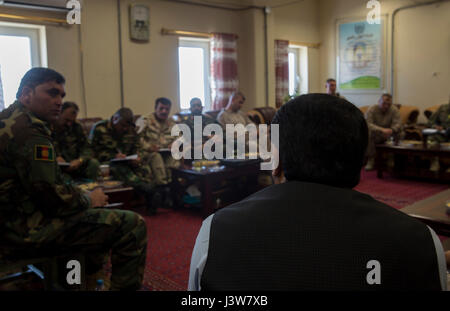 Gouverneur Hayatullah Hayat, le gouverneur de la Province d'Helmand, parle à un chef de mission, qui comprenait des membres de la Force opérationnelle au sud-ouest, à l'Aérodrome de Bost, 3 mai 2017. Les principaux chefs de l'Armée nationale afghane 215e Corps et 505ème de la Police nationale de la Zone se sont rencontrés pour discuter des activités futures, et comment Task Force au sud-ouest peut vous aider. Au sud-ouest du groupe de travail, constitué d'environ 300 des Marines II Marine Expeditionary Force, sont la formation, de conseiller et d'aider l'Armée nationale afghane 215e Corps et la zone du 505th Police Nationale. (U.S. Marine Corps photo par le Sgt. Justin T Banque D'Images