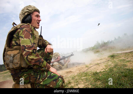 Un centre d'instruction au combat de Yavoriv trainer cris la commande pour le feu à un soldat ukrainien avec le 1er Bataillon aéromobile, 79e brigade aéromobile au cours de qualification RPG à la CCT de Yavoriv sur le maintien de la paix et la sécurité internationale, près de l'viv, Ukraine, le 4 mai. Les formateurs de la CCT, en partenariat avec des soldats de l'armée américaine 45th Infantry Brigade Combat Team, sont des troupes de l'enseignement de l'armée ukrainienne 1er Bataillon aéromobile, 79e Brigade d'assaut aérien comment employer des RPG pendant la rotation du bataillon à la CCT. La 45e IBCT est déployée dans le cadre du Projet conjoint de formation multinationale Banque D'Images