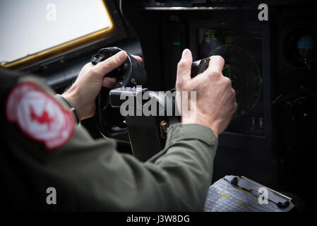 Le colonel Michael Manion, 403e Wing commander mouches un C-130J Super Hercules pour la dernière fois de sa carrière dans la Force aérienne le 4 mai 2017 à la base aérienne de Keesler, Mississippi.(U.S. Air Force photo/Le s.. Heather Heiney) Banque D'Images