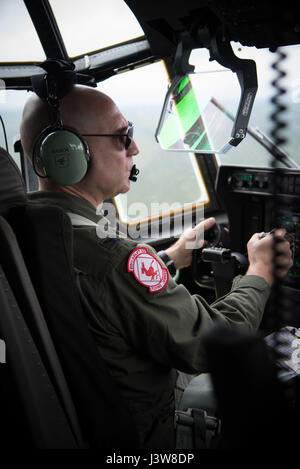 Le colonel Michael Manion, 403e Wing commander mouches un C-130J Super Hercules pour la dernière fois de sa carrière dans la Force aérienne le 4 mai 2017 à la base aérienne de Keesler, Mississippi.(U.S. Air Force photo/Le s.. Heather Heiney) Banque D'Images