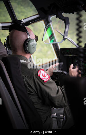 Le colonel Michael Manion, 403e Wing commander mouches un C-130J Super Hercules pour la dernière fois de sa carrière dans la Force aérienne le 4 mai 2017 à la base aérienne de Keesler, Mississippi.(U.S. Air Force photo/Le s.. Heather Heiney) Banque D'Images