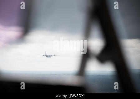 Un C-130J Super Hercules est repéré par la fenêtre d'un avion similaire durant le Colonel Michael Manion, du commandant de l'Escadre 403e dernier vol avant la retraite. (U.S. Air Force photo/Le s.. Heather Heiney) Banque D'Images