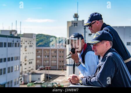 170504-N-JH293-006 SASEBO, Japon (4 mai 2017) Le capitaine Thomas Schultz, de la direction de la cale de transport amphibie USS Green Bay (LPD 20), observe le navire à son retour de l'avant-pierside déploiement de Sasebo, au Japon après avoir terminé une Mid-Cycle Inspection (MCI) répétition générale. Green Bay, affecté à l'Escadron amphibie, commandant, 11 en mer effectué les préparatifs de son prochain MCI, qui est menée à la mi-année avant que le Conseil d'inspection et d'enquête (INSURV) et est utilisé pour inspecter et évaluer les conditions matérielles d'un navire. (U.S. Photo de la marine par la communication de masse Speci Banque D'Images