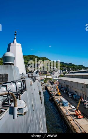 170504-N-JH293-009 SASEBO, Japon (4 mai 2017) Le transport amphibie USS dock Green Bay (LPD 20) renvoie à l'avant-pierside déploiement de Sasebo, au Japon après avoir effectué une inspection Mid-Cycle (MCI) répétition générale. Green Bay, affecté à l'Escadron amphibie, commandant, 11 en mer effectué les préparatifs de son prochain MCI, qui est menée à la mi-année avant que le Conseil d'inspection et d'enquête (INSURV) et est utilisé pour inspecter et évaluer les conditions matérielles d'un navire. (U.S. Photo par marine Spécialiste de la communication de masse 1re classe Chris Williamson/libérés) Banque D'Images