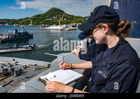 170504-N-JH293-021 SASEBO, Japon (4 mai 2017) matelot timonier Rhalina Cubitt, de Oil City, en Pennsylvanie, a écrit dans un journal comme le pont de transport amphibie USS dock Green Bay (LPD 20) landes pierside pour son déploiement de Sasebo, au Japon après avoir effectué une inspection Mid-Cycle (MCI) répétition générale. Green Bay, affecté à l'Escadron amphibie, commandant, 11 en mer effectué les préparatifs de son prochain MCI, qui est menée à la mi-année avant que le Conseil d'inspection et d'enquête (INSURV) et est utilisé pour inspecter et évaluer les conditions matérielles d'un navire. (U.S. Photo de la marine en masse Com Banque D'Images