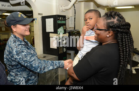 MAYPORT, Floride (4 mai 2017) - Aviation maître de Manœuvre (manutention) 3e classe Brittani Murphy Tamika accueille Roach, l'épouse de 1ère classe Quartier-maître Clarence Roach, à bord du navire d'assaut amphibie USS Iwo Jima (DG 7). Roach déployés avec Iwo Jima, en tant que membre de l'unité d'assaut 2, pendant la période 2014-2015, le déploiement du navire est décédé peu après son retour, le 26 août 2015. (U.S. Photo par marine Spécialiste de la communication de masse 2e classe Hunter S. Harwell/libérés) Banque D'Images