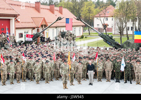 Secrétaire de l'Armée Bataille Robert Speer pose avec le Lieutenant-colonel commandant du Groupe Pologne Steven Gventer (avant, centre) et d'autres Américains, Britanniques, et de soldats roumains lors de sa visite à Bemowo Piskie Zone Formation près de Orzysz, Pologne, le 5 mai. L'unique formation d'américains, britanniques et soldats roumains sont en service avec Polish 15e Brigade mécanisée de soldats comme une force de dissuasion dans le nord-est de la Pologne à l'appui de l'OTAN vers l'amélioration de la présence. Speer a visité le groupement tactique multinational dans le cadre de sa tournée de l'armée américaine l'Europe théâtre d'opérations pour renforcer les relations et le stress Banque D'Images