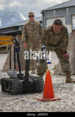 Le sergent de l'armée américaine. Travis Brinlee et le Sgt. Quincy Baumeister, neutralisation des explosifs et des techniciens affectés à la bataille des multinationales, Group-East observer les derniers moments d'une compétition de robotique de NEM multinationales sur Camp Bondsteel, le Kosovo, le 5 mai. Le cours fait partie d'une concurrence entre les différents éléments de NEM à l'intérieur du Kosovo. (U.S. Photo de l'armée par la CPS. Adeline Witherspoon, 20e Détachement des affaires publiques) Banque D'Images