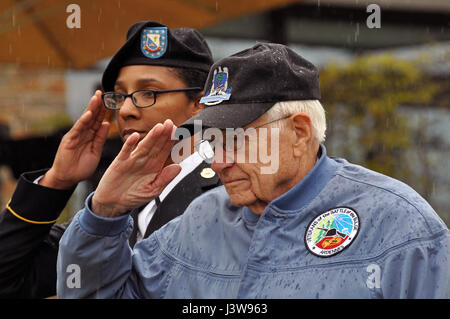 Le colonel de l'Armée américaine à la retraite Douglas Dillard, 91-ans, de Bowie, MD et de l'Armée Le Sergent Natasha Love, 37 ans, de Hampton, Virginie saluer lors d'une cérémonie le 5 mai 2017, marquant le 72e anniversaire de la capture de l'Obersalzberg, l'Allemagne et la dernière grande opération militaire de la Seconde Guerre mondiale. Dillard, un ancien combattant de la Seconde Guerre mondiale qui ont combattu dans la Bataille des Ardennes, la parole lors de la commémoration du 72e anniversaire de l'événement de levée du drapeau. (Ministère de la Défense photo/James E. Brooks) Banque D'Images