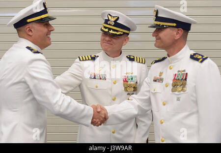 POINT PLEASANT BEACH, NEW JERSEY. - L'Adjudant-chef Joeseph Carlino prend le commandement de la station de la Garde côtière d'entrée de Manasquan l'Adjudant-chef Christopher Sparkman au cours de la station, cérémonie de passation de commandement à Point Pleasant Beach, New Jersey, le 5 mai 2017. Photographie de la Garde côtière par Maître de 1re classe Seth Johnson. Banque D'Images