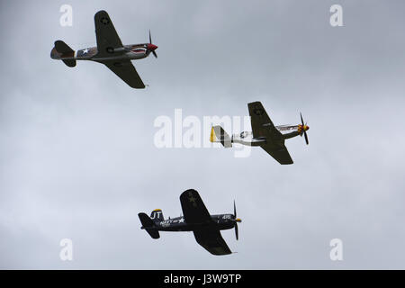 Un P-51 Mustang P-40 Warhawk et un F4U Corsair/4 fonctionne à la Garde nationale de Caroline du Sud et la masse de l'air Expo à McEntire Joint National Guard Base, Caroline du Sud, le 5 mai 2017. Cette expo est une démonstration des capacités de la Garde nationale de Caroline du Sud, aviateurs et soldats en disant merci pour le soutien des collègues sud Carolinians et la communauté environnante. (U.S. Photo de la Garde nationale aérienne Aviateur Senior Ashleigh S. Pavelek) Banque D'Images