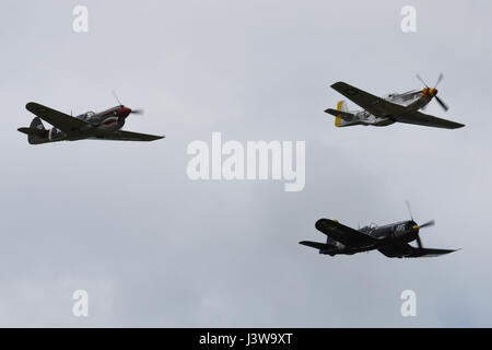 Un F4U-4 Corsair, P-51 Mustang et P-40 Warhawk effectuer au cours de la Garde nationale de Caroline du Sud et la masse de l'air Expo à McEntire Joint National Guard Base, S.C., le 5 mai 2017. Cette expo est une démonstration des capacités de la Garde nationale de Caroline du Sud, aviateurs et soldats en disant merci pour le soutien des collègues sud Carolinians et la communauté environnante. (U.S. Photo de la Garde nationale aérienne capitaine principal Sgt. Edward Snyder) Banque D'Images