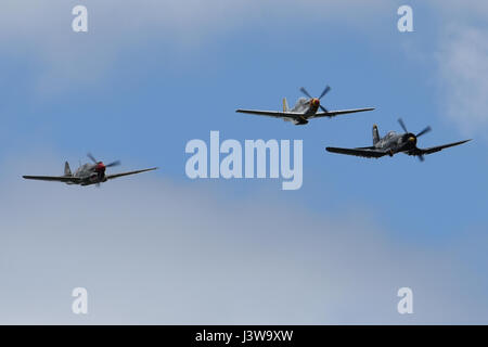Un F4U-4 Corsair, P-51 Mustang et P-40 Warhawk effectuer au cours de la Garde nationale de Caroline du Sud et la masse de l'air Expo à McEntire Joint National Guard Base, S.C., le 5 mai 2017. Cette expo est une démonstration des capacités de la Garde nationale de Caroline du Sud, aviateurs et soldats en disant merci pour le soutien des collègues sud Carolinians et la communauté environnante. (U.S. Photo de la Garde nationale aérienne capitaine principal Sgt. Edward Snyder) Banque D'Images