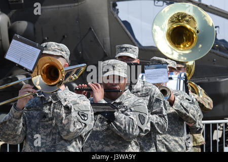 Le 246e U.S. Army Band de la Garde nationale de la Caroline du Sud exécute pendant la cérémonie d'ouverture pour la garde nationale de Caroline du Sud et la masse de l'air Expo à McEntire Joint National Guard Base, S.C., le 6 mai 2017. Cette expo est une démonstration des capacités de la Garde nationale de Caroline du Sud, aviateurs et soldats en disant merci pour le soutien des collègues sud Carolinians et la communauté environnante. (U.S. Photo de la Garde nationale aérienne capitaine principal Sgt. Edward Snyder) Banque D'Images