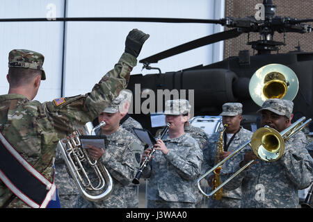 Le 246e U.S. Army Band de la Garde nationale de la Caroline du Sud exécute pendant la cérémonie d'ouverture pour la garde nationale de Caroline du Sud et la masse de l'air Expo à McEntire Joint National Guard Base, S.C., le 6 mai 2017. Cette expo est une démonstration des capacités de la Garde nationale de Caroline du Sud, aviateurs et soldats en disant merci pour le soutien des collègues sud Carolinians et la communauté environnante. (U.S. Photo de la Garde nationale aérienne capitaine principal Sgt. Edward Snyder) Banque D'Images