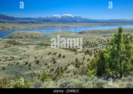 Canyon ferry lake ci-dessous mount baldy et contreforts près de Townsend, Montana Banque D'Images