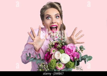 Femme Surpris Avec Bouquet De Fleurs De Lexpression