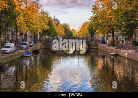 Amsterdam, Pays-Bas - 30 octobre 2016 : le canal Oudezijds Voorburgwal dans le quartier rouge de l'ancien centre d'Amsterdam Banque D'Images