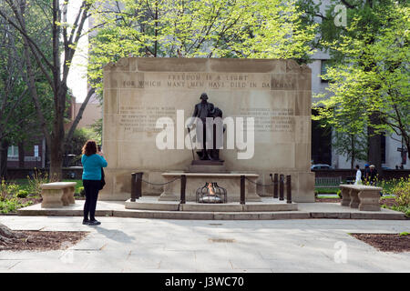 Tombe de soldat inconnu de la guerre révolutionnaire, Washington Square, Philadelphie, Pennsylvanie, commémore les soldats qui sont morts lors de la Révolution américaine. Banque D'Images