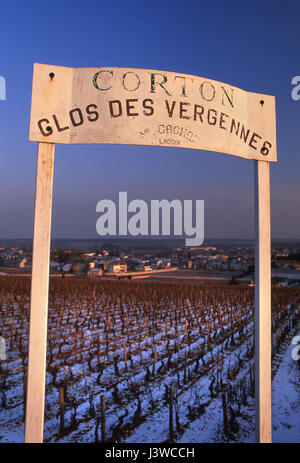 Bourgogne hiver neige coucher soleil illumine signe rustique pour Vergennes Corton Clos des vignes sous la neige, Ladoix-Serrigny, Côte d'Or, France. Banque D'Images