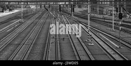 Portrait des rails de chemin de fer noir et blanc Banque D'Images