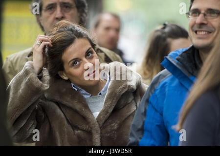 Les électeurs expatriés se préparent à voter pour le deuxième tour de l'élection présidentielle française à un bureau de scrutin au lycee Francais Charles de Gaulle à South Kensington, Londres. Banque D'Images