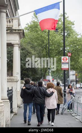 Les électeurs expatriés se préparent à voter pour le deuxième tour de l'élection présidentielle française à un bureau de scrutin au lycee Francais Charles de Gaulle à South Kensington, Londres. Banque D'Images