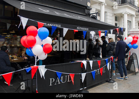 Un café près de lycee Francais Charles de Gaulle, comme électeurs expatrié se préparent à voter pour le deuxième tour de l'élection présidentielle française à un bureau de scrutin au lycee Francais Charles de Gaulle à South Kensington, Londres. Banque D'Images