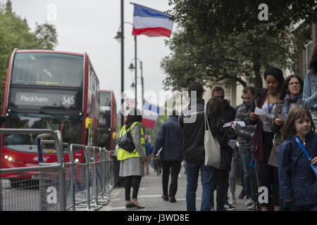 Les électeurs expatriés se préparent à voter pour le deuxième tour de l'élection présidentielle française à un bureau de scrutin au lycee Francais Charles de Gaulle à South Kensington, Londres. Banque D'Images