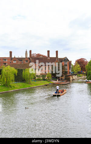 Barques sur le dos, les touristes profiter d'une visite sur la rivière Cam, Cambridge, England, UK Banque D'Images