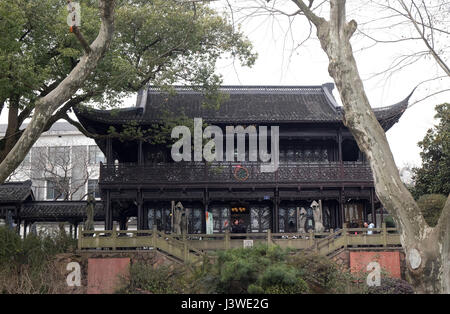 Restaurant dans un bâtiment typique sur les rives du lac de l'Ouest coast, célèbre parc de la ville de Hangzhou, Chine Banque D'Images