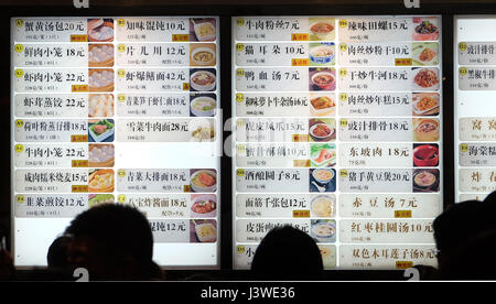 Présenter avec des plats chinois et des prix dans un restaurant dans la ville de Hangzhou, Chine, le 21 février 2016. Banque D'Images