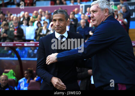 Brighton & Hove Albion manager Chris Hughton (à gauche) et Aston Villa's manager Steve Bruce avant le match de championnat à Sky Bet Villa Park, Birmingham. Banque D'Images