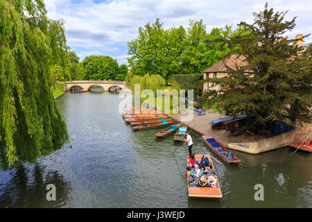 Barques sur le dos, les touristes profiter d'une visite sur la rivière Cam, Cambridge, England, UK Banque D'Images