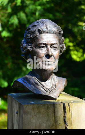 Sculpture buste de Sa Majesté la Reine Elizabeth II par Angela Conner sur l'affichage à Chatsworth, Derbyshire, Angleterre, jardins, UK Banque D'Images