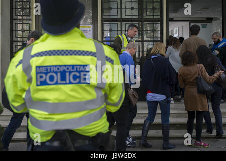 Les électeurs français se préparent à voter à l'élection présidentielle française à un bureau de scrutin au lycee Francais Charles de Gaulle à South Kensington, Londres. Banque D'Images