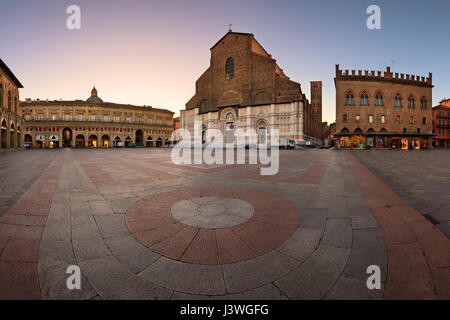 Bologne, Italie - 29 janvier 2016 : la Basilique San Petronio à Bologne, en Italie. Avec son volume de 258 000 m3, c'est la plus grande église construite en briques de Banque D'Images