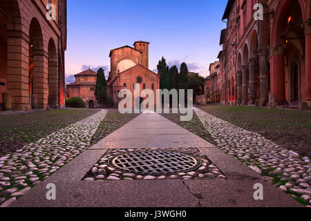 Piazza Santo Stefano dans la soirée, Bologne, Italie, Emilia-Romanga Banque D'Images