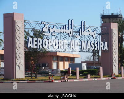 AGADIR, Maroc, l'Afrique sur février 2017 : Entrée à l'aéroport de ville marocaine avec des rangées de cônes rouges et ciel bleu ensoleillé chaud en journée d'hiver. Banque D'Images