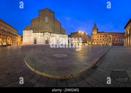 Bologne, Italie - 10 janvier 2017 : la Basilique San Petronio à Bologne, en Italie. Avec son volume de 258 000 m3, c'est la plus grande église construite en briques de Banque D'Images