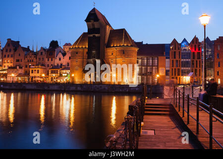 Gdansk par nuit en Pologne, la grue et toits de la ville. Banque D'Images