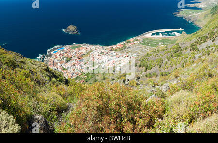 Le port de Garachico de Mirador El Lagorito, El Tanque, Tenerife, avec la coulée de lave qui a détruit la ville en 1706 sur la droite de l'image Banque D'Images