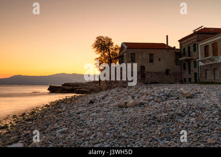 Maisons sur la côte dans la ville de Pythagorio sur l'île de Samos, Grèce. Banque D'Images